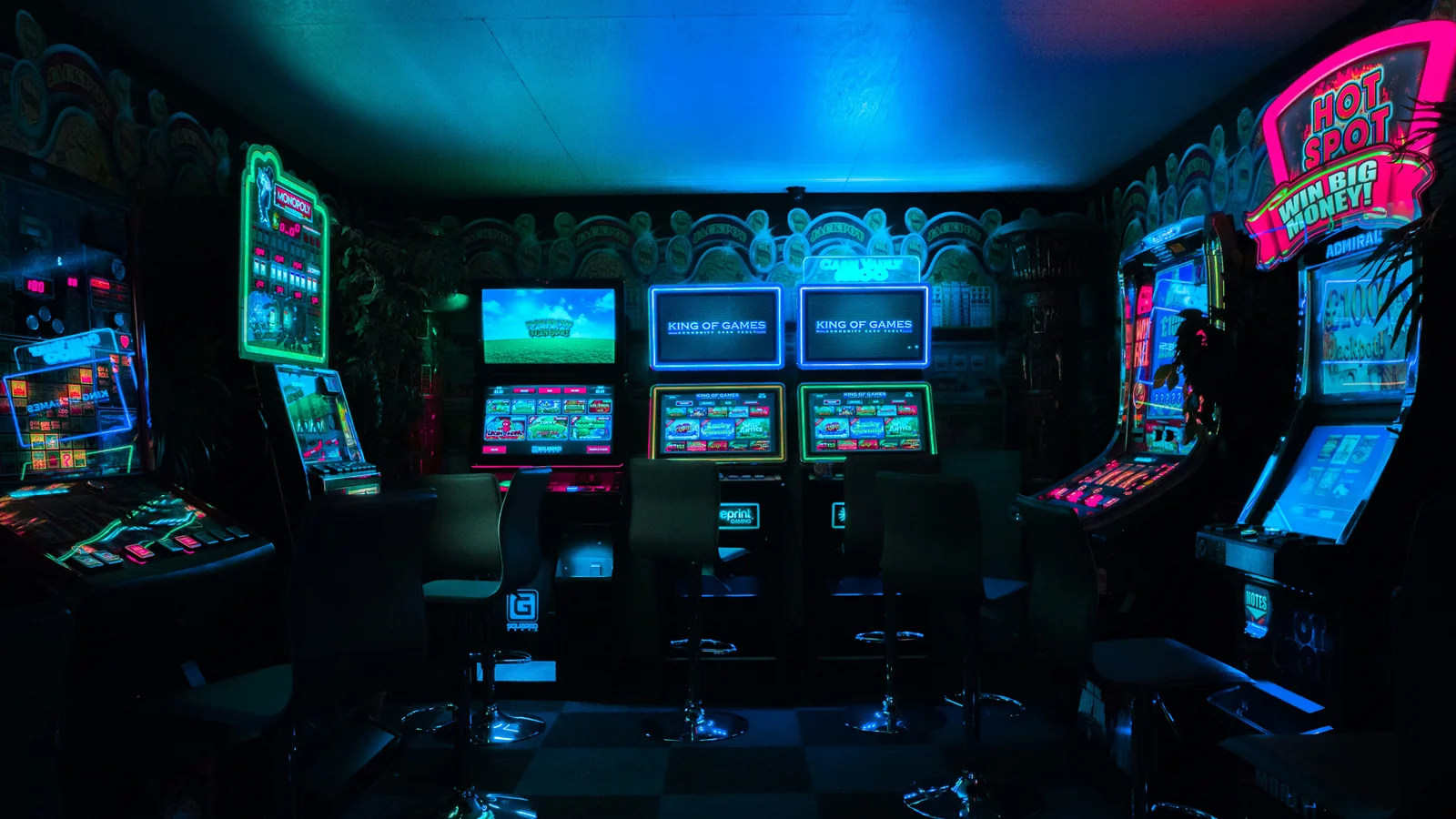 Ruang permainan arcade dengan berbagai mesin game