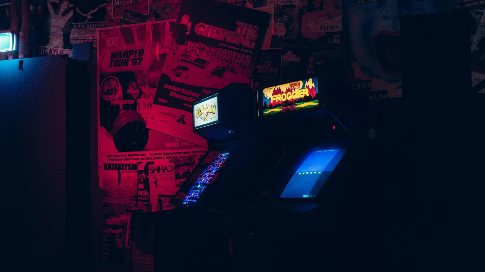 Ruang permainan arcade dengan pencahayaan neon