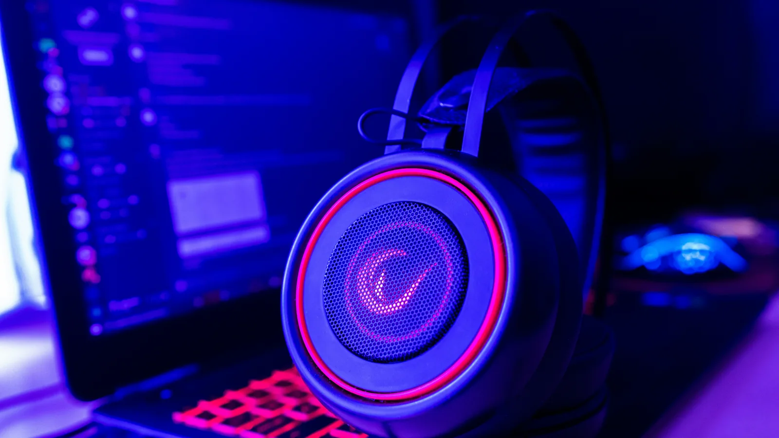 Headset gaming dan komputer untuk halaman tools pemain
